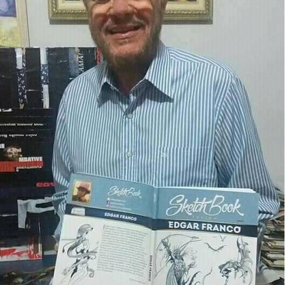 Enio com trabalho de Edgar Franco