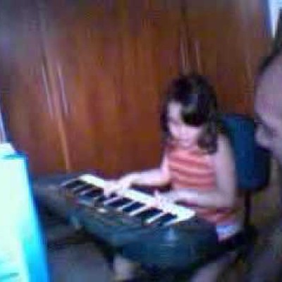 Sofia aos 4 anos de idade tocando Hey Jude dos Beatles