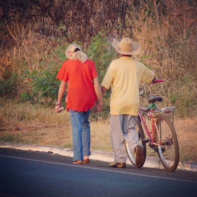 Casal na estrada